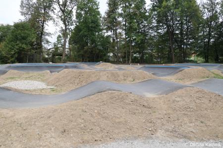 Občina Kamnik vlaga v športno infrastrukturo uredili smo dolgo pričakovani kolesarski poligon – Pumptrack Kamnik (10)
